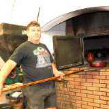 �Si tratta comunque di un prodotto di alta qualit� � sottolinea Giuseppe � e alcuni �segreti� di una volta sono rimasti gli stessi. Ad esempio a met� cottura togliamo il pane per un attimo dal forno e lo spennelliamo con acqua fresca per conferirgli croccantezza�